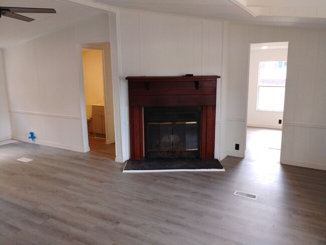 Building Photo - Candler Home