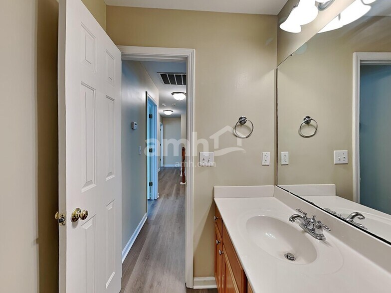 Building Photo - 516 Littleport Dr