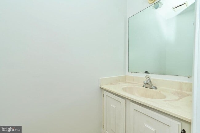 Building Photo - 2406 S Walter Reed Dr