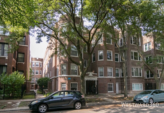 Building Photo - 7646 N Greenview Ave