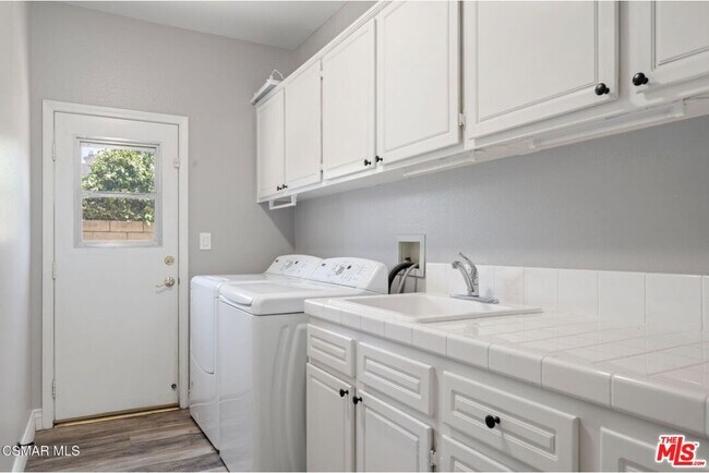 Building Photo - 335 Kitetail St