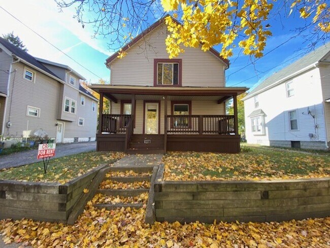 Primary Photo - Spacious 3-Bed, 1.5-Bath—Covered Porch & E...