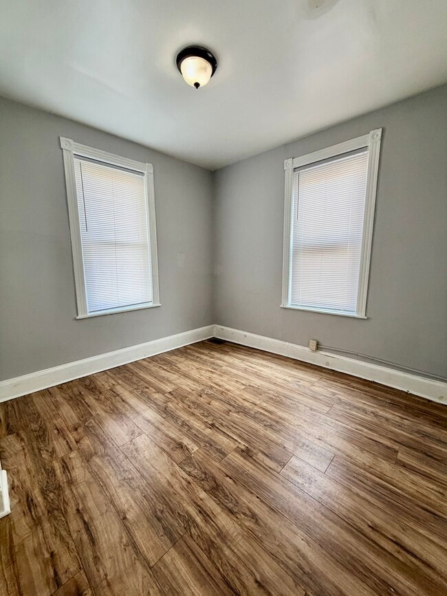 Building Photo - 426 N Salford St