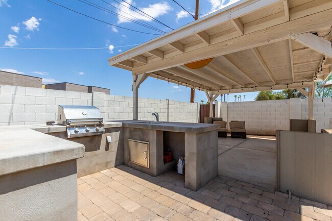 Building Photo - 1100 W 12th St