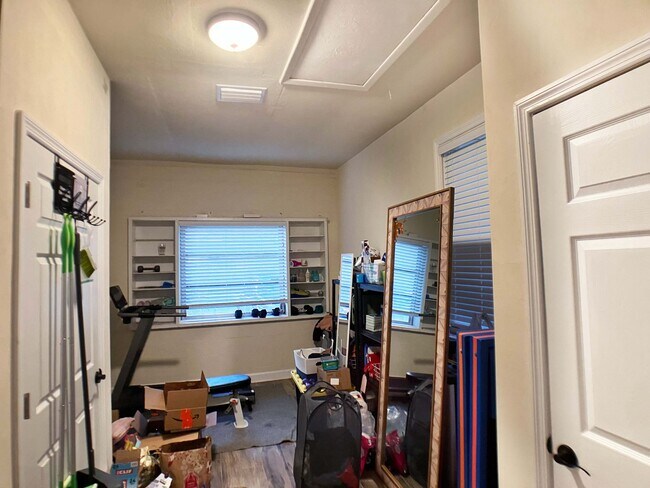 Building Photo - Large 3 Bedroom, 2 Bathroom Home w/ Study ...