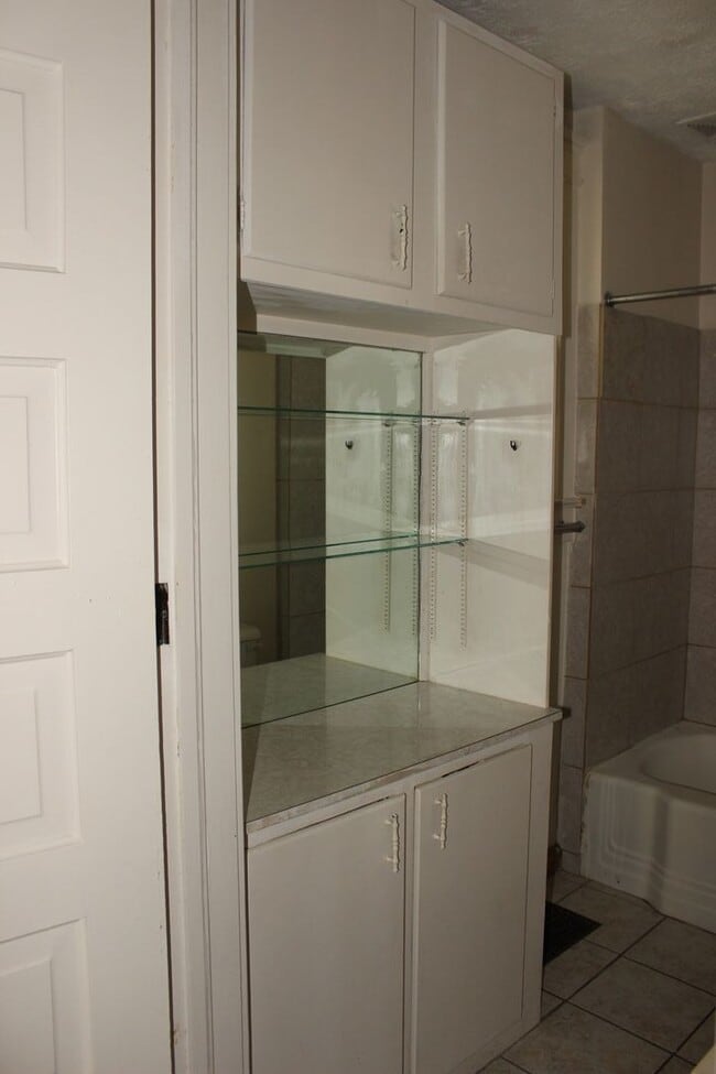 Building Photo - Close to Campus: Dishwasher and Washer/Dryer Included