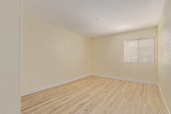 Building Photo - 5995 N 78th St