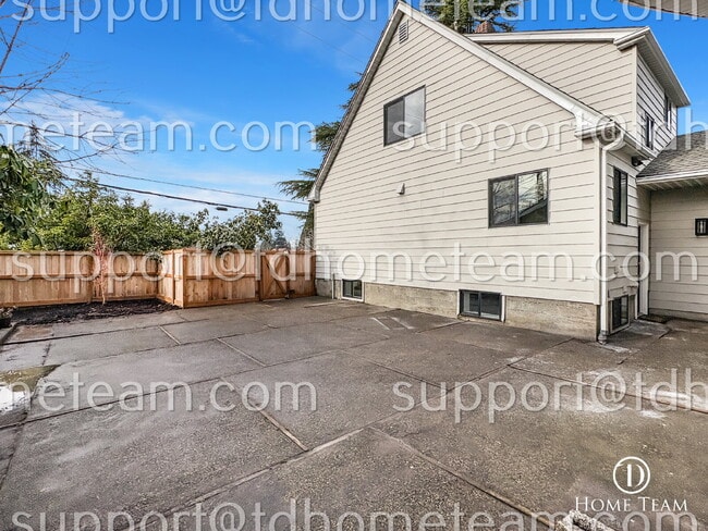 Building Photo - "Charming Tacoma Retreat: Cozy 2-Bed Oasis with 1 Private Car Garage!"