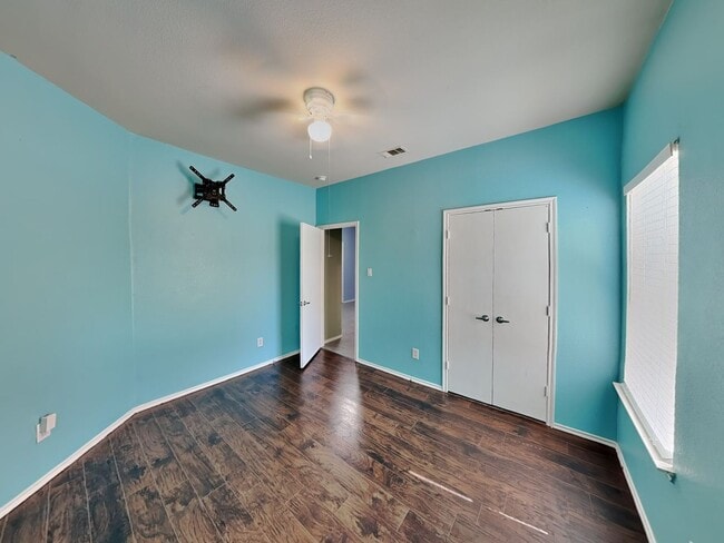 Building Photo - READY FOR MOVE IN NOW!