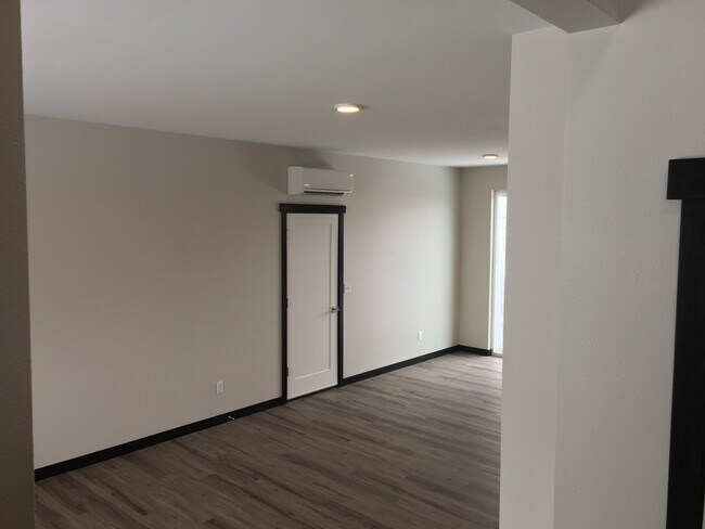 Building Photo - 2300 Landon Ln