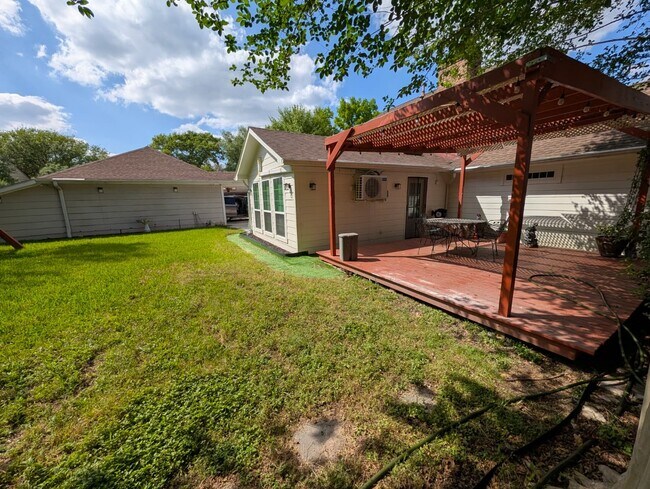 Building Photo - 11807 Highgrove Dr