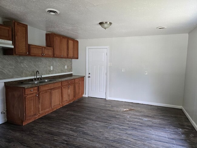 Building Photo - 610 St Monica Dr