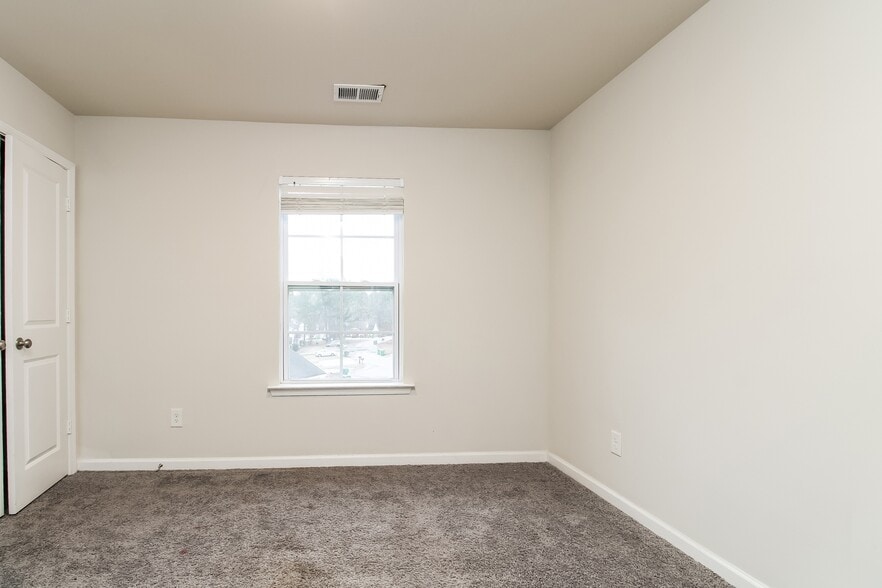 Building Photo - 306 High Grv Wy