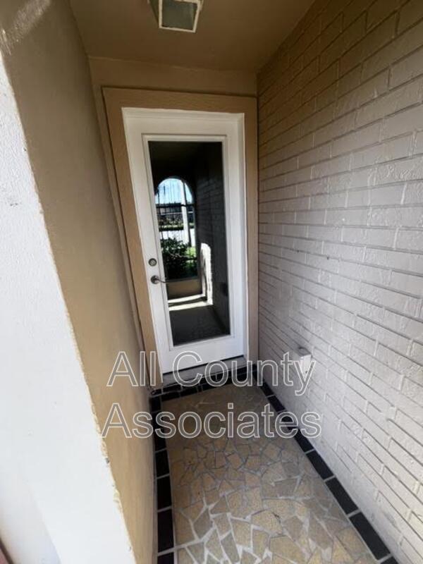 Building Photo - 4122 Hampton Dr