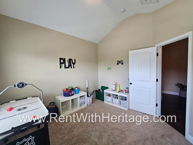 Building Photo - Gorgeous 3 bd / 2 bath / Attention to Deta...
