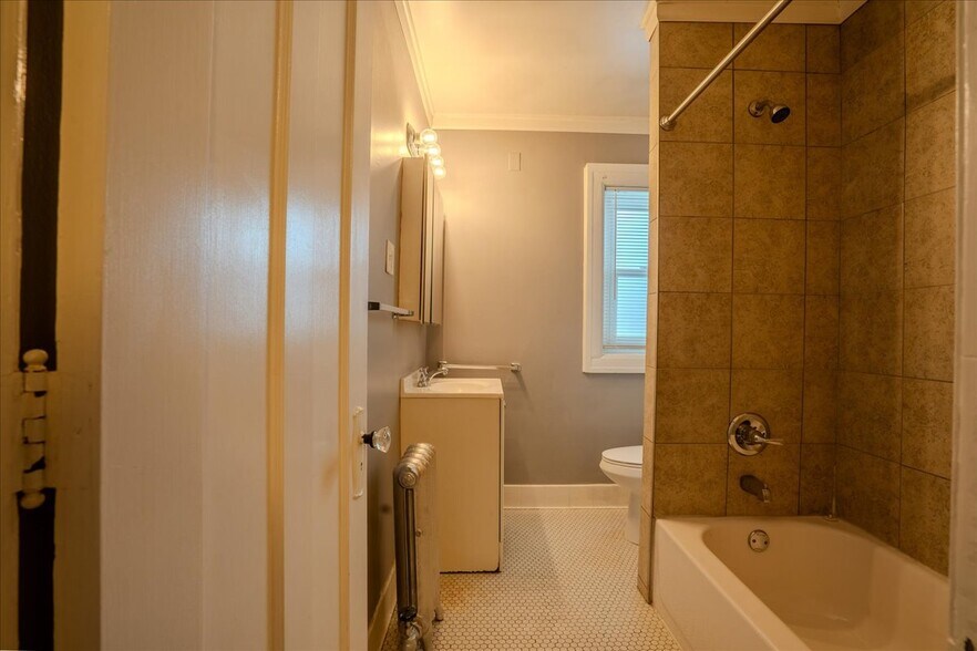 Building Photo - 913 Alter Rd