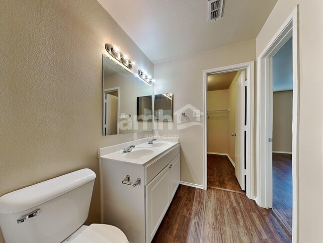 Building Photo - 2806 Lake Terrace Dr