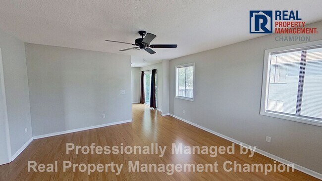 Building Photo - 2 BD/2 BA Upper Unit Condo with Spacious a...