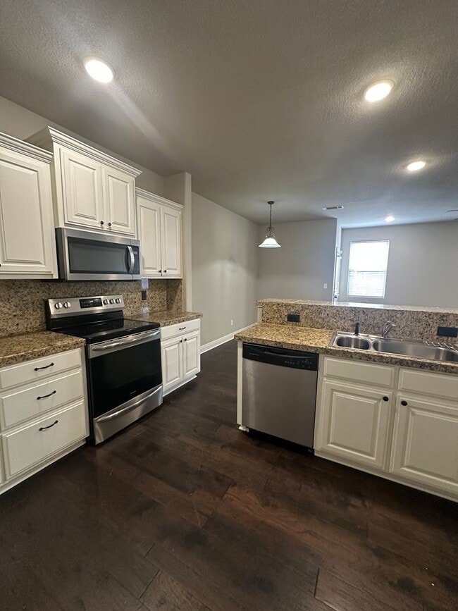 Building Photo - $2000 Move-In-Special