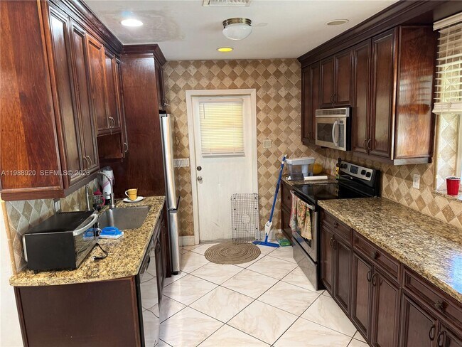 Building Photo - 1211 NE 27th Ave