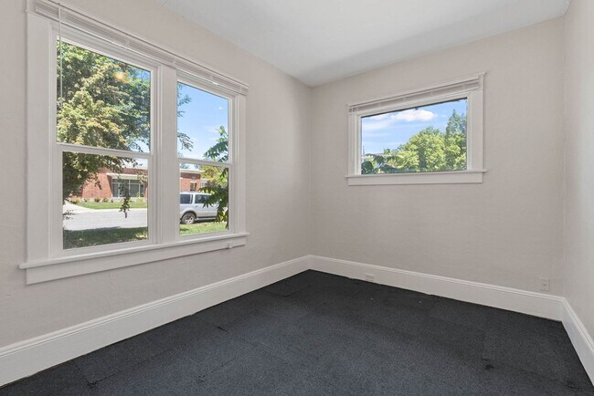 Building Photo - Renovated 5 Bed, 2 Bath House + Office EWU Off Campus Housing! AVAILABLE 7/20!