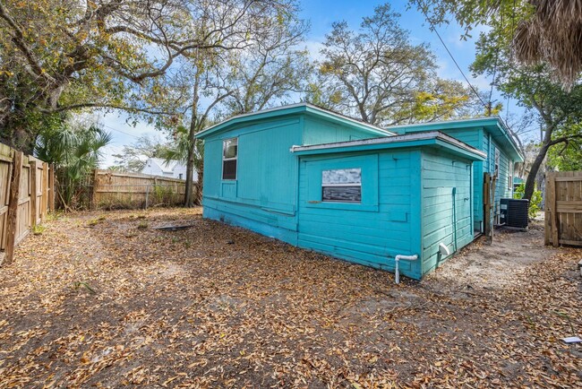 Building Photo - 3bdrm/1.5bath House with large shed** ** S...