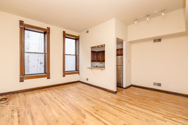 Building Photo - 957 W Armitage Ave