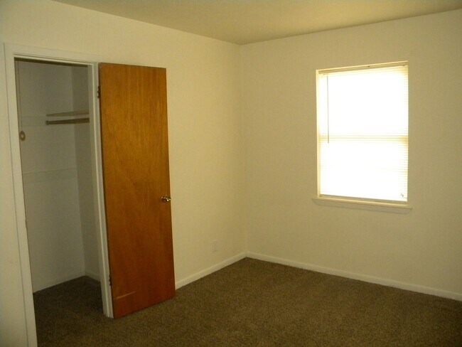 Building Photo - Spacious Home in City View!