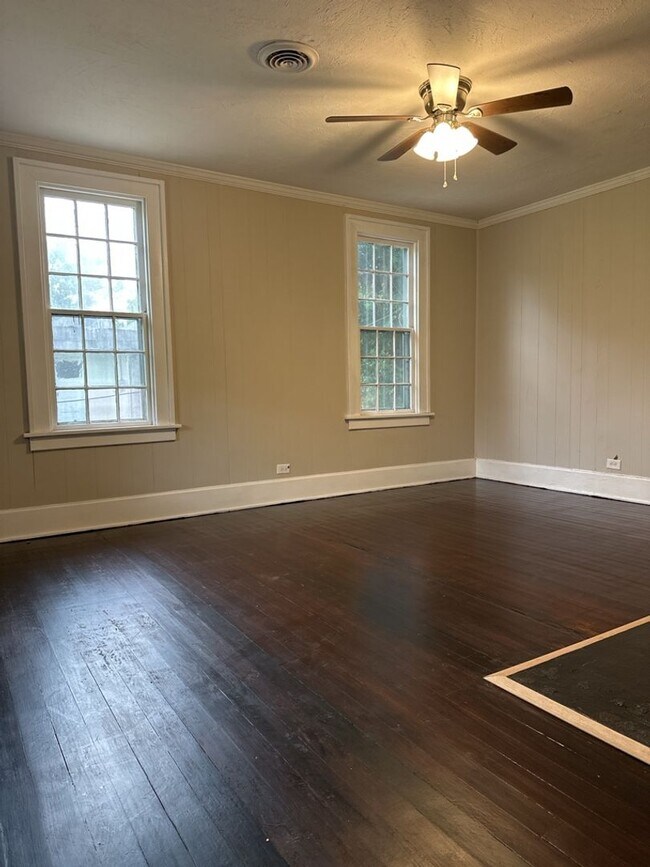 Building Photo - Charming 2-bedroom, 1-bathroom home