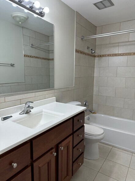 Building Photo - 2099 Vernon Dr