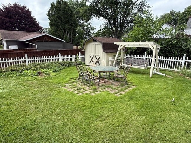 Building Photo - Charming 3 Bedroom Home with Fenced Yard &...