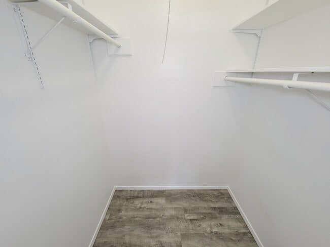 Building Photo - 7119 N Holiday Dr