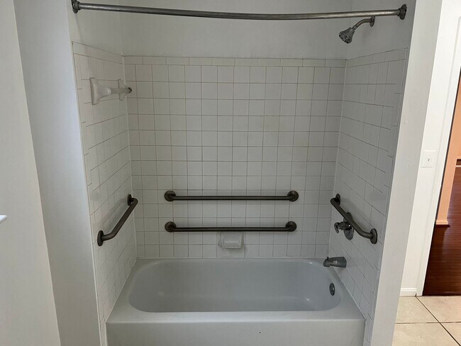 Building Photo - Spacious 3 Bedroom End Unit- Baltimore, MD