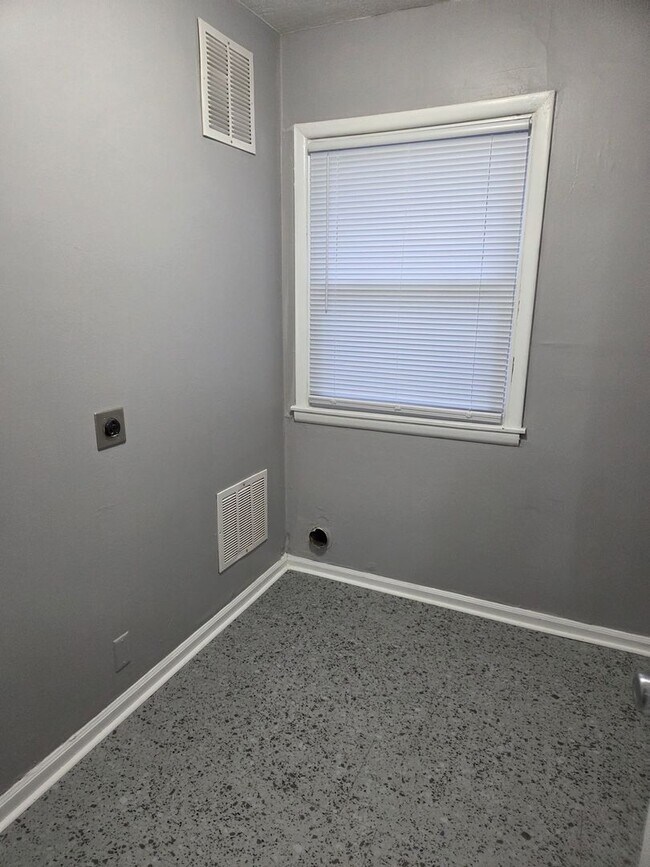 Building Photo - 1025 S St Clair St