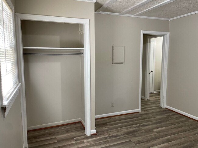 Building Photo - 1392