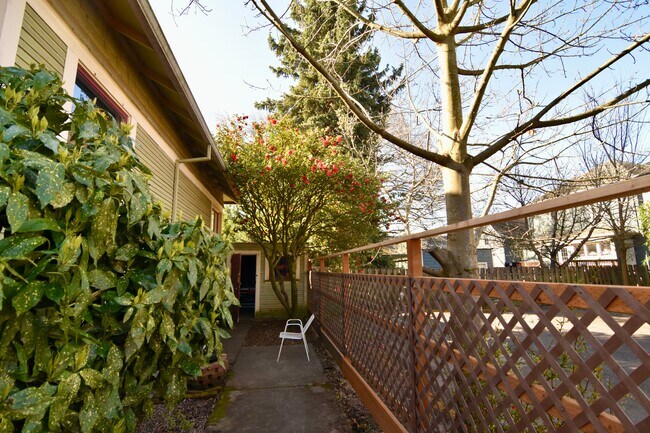 Building Photo - 1615 SE 36th Ave