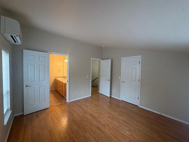 Building Photo - Bright, Spacious Townhome with Stylish Upgrades in Pinehurst/Roosevelt