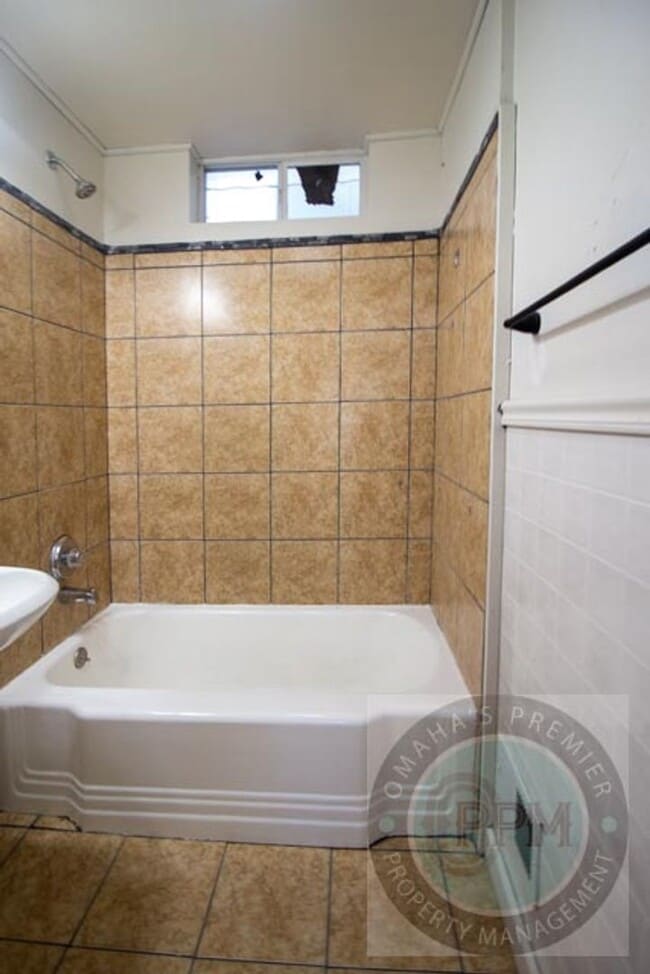 Building Photo - Charming 3+ Bedroom / 2 Bathroom Home | Ne...