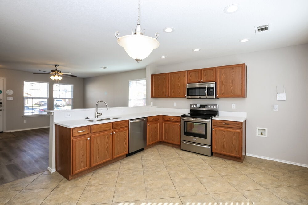Building Photo - 8044 Brook Ridge Dr