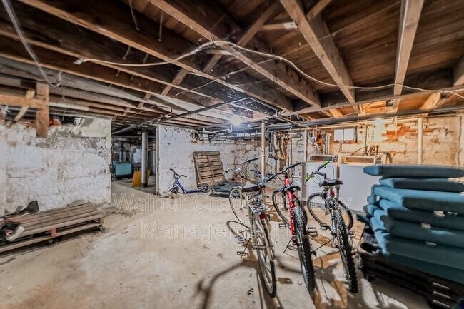 Building Photo - 870 S Main St