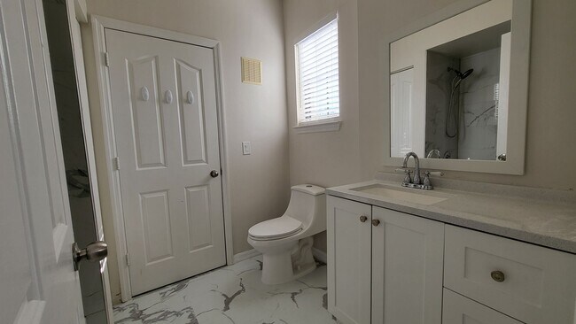 Building Photo - Come see this modern, elegant condo in Celebration!