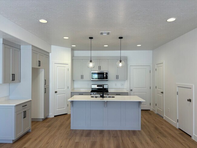Building Photo - WOODLAND ESTATES:  Townhome - Excellent Location!