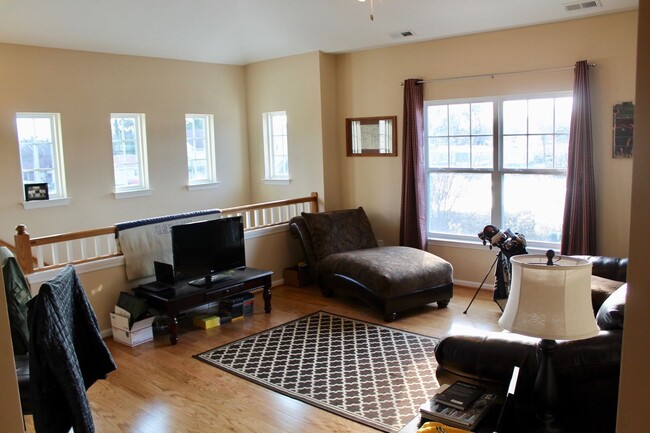 Building Photo - Updated 2BR/2BA Condo with Open Floor Plan!