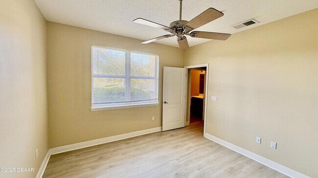 Building Photo - 115 Riverview Bend S
