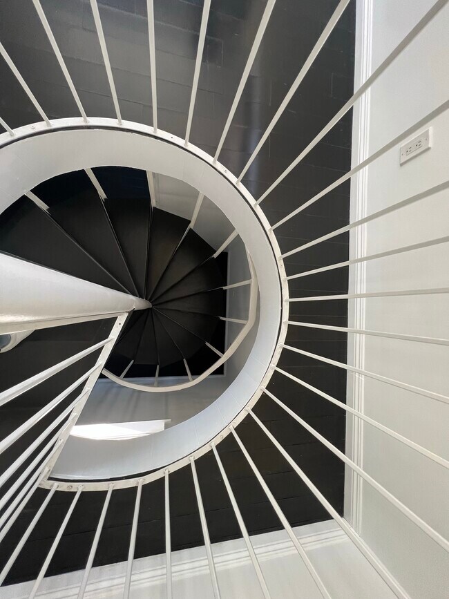 Building Photo - 6121 Glen Holly St