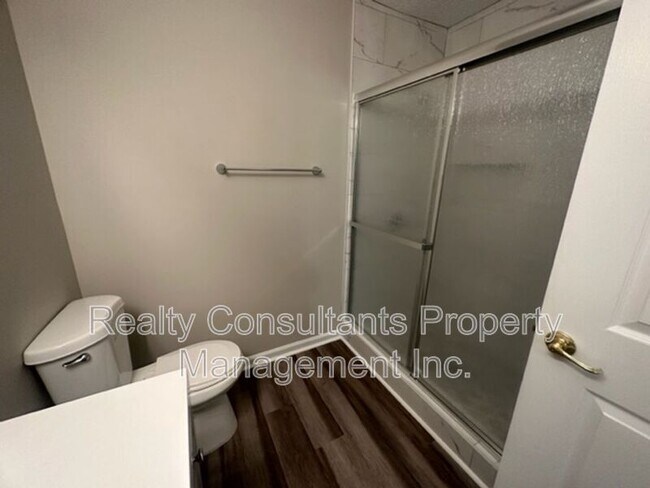 Building Photo - 800 Folly Ct