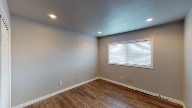 Building Photo - Crestmont PIace