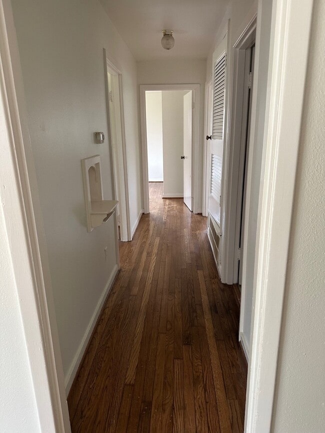 Building Photo - 1914 Westcrest Dr