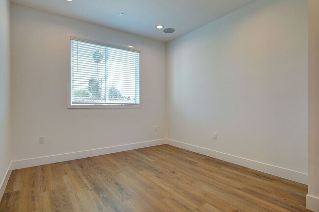 Building Photo - Fantastic Multi-Level Townhome - 3 bed 3 b...