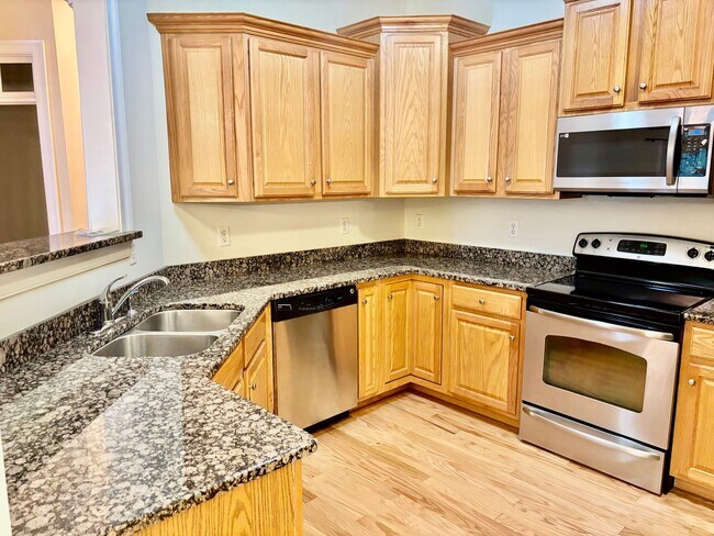 Building Photo - 3 bedroom/ 2 bathroom- Bennington on the Park